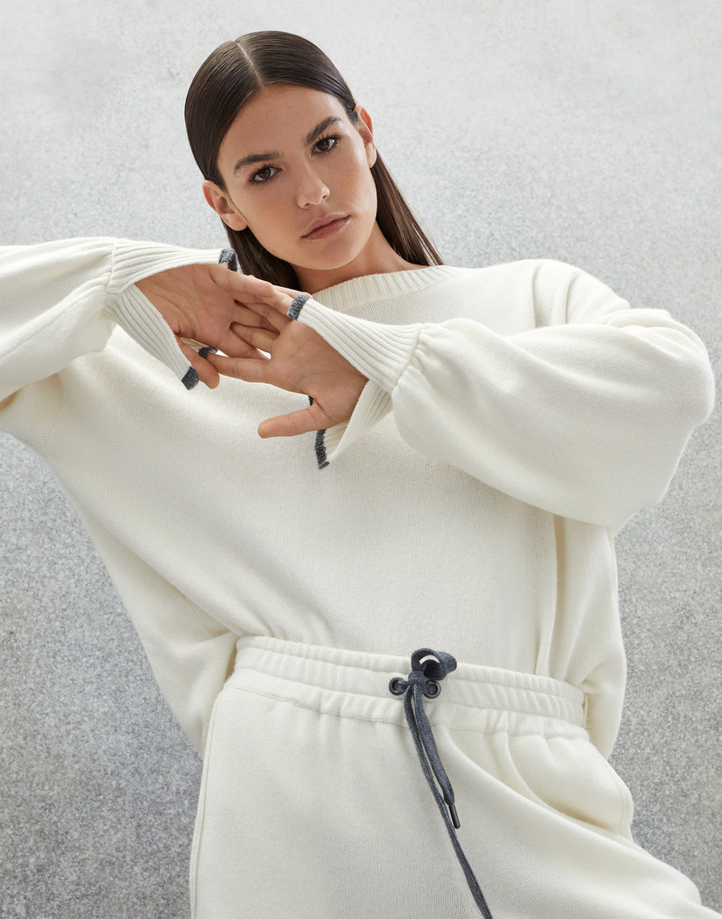 Cashmere sweater with shiny contrast cuffs 4