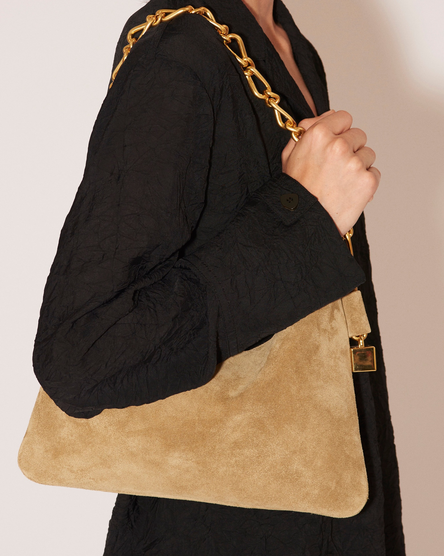 THE DICE BAGUETTE - Chain-embellished suede bag - Sand - 3