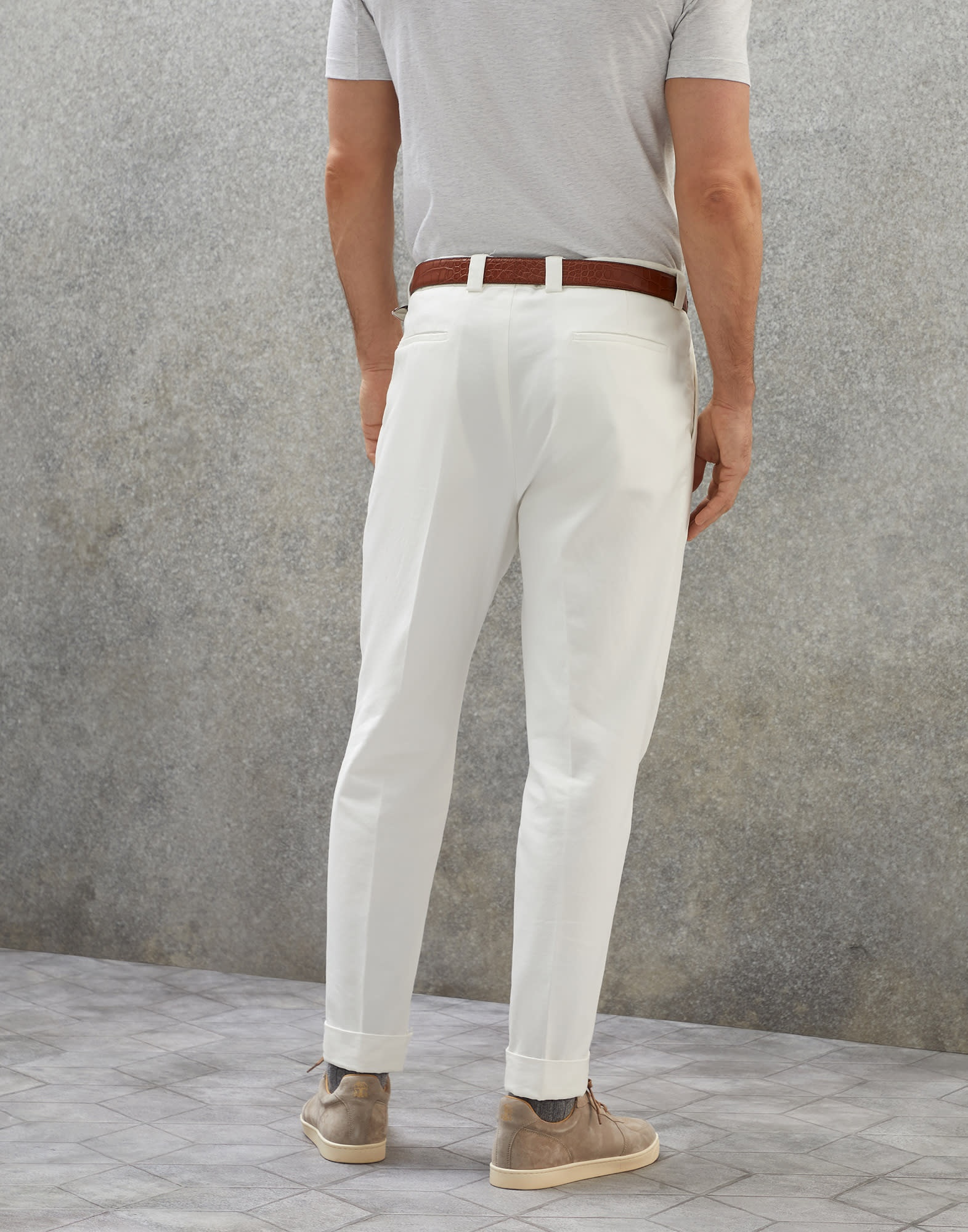 Garment-dyed leisure fit trousers in twisted cotton gabardine with pleat - 2