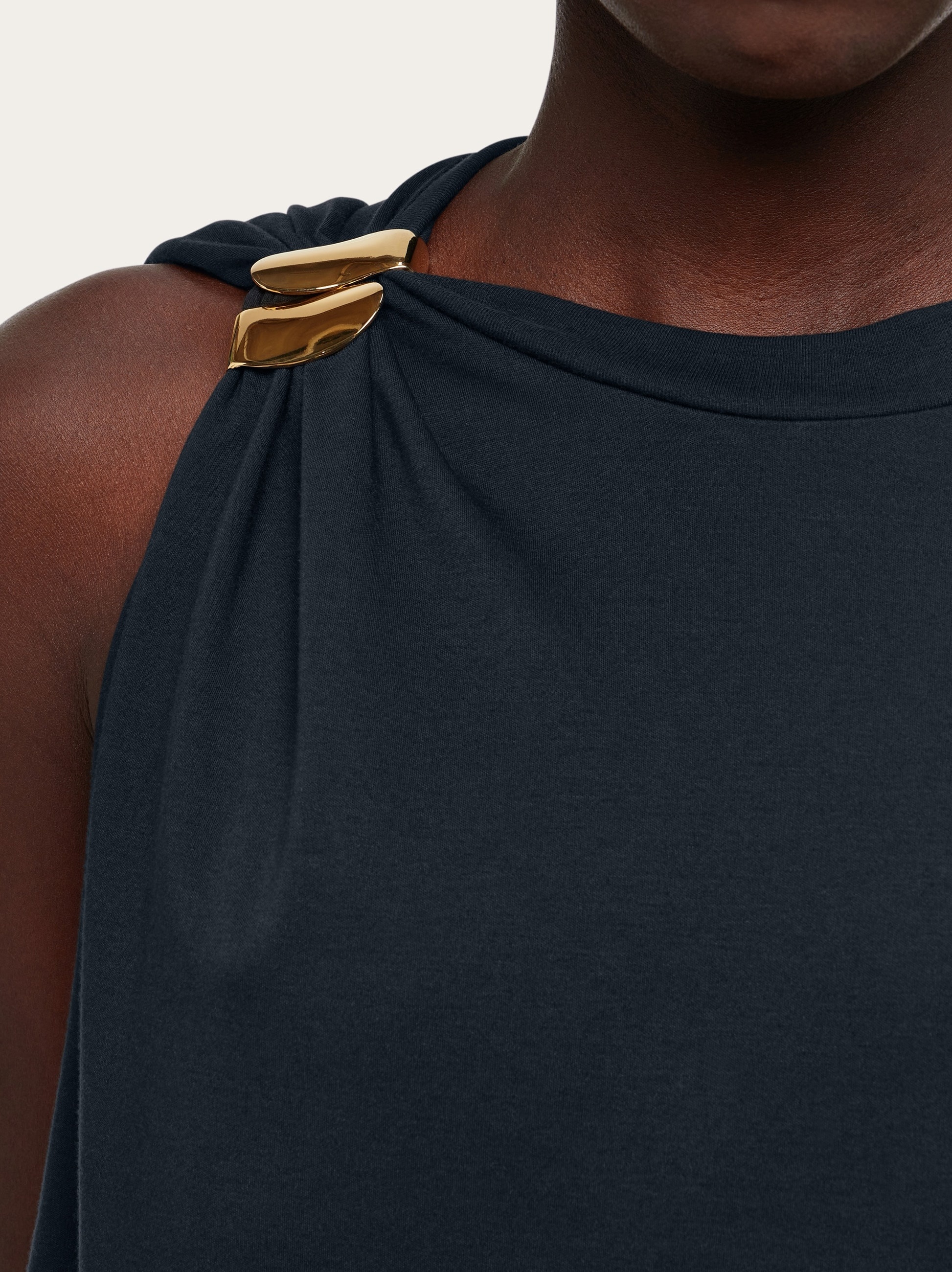 Crew neck t-shirt with golden clip - 5