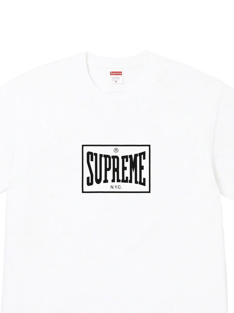 Supreme logo T-shirt outlook