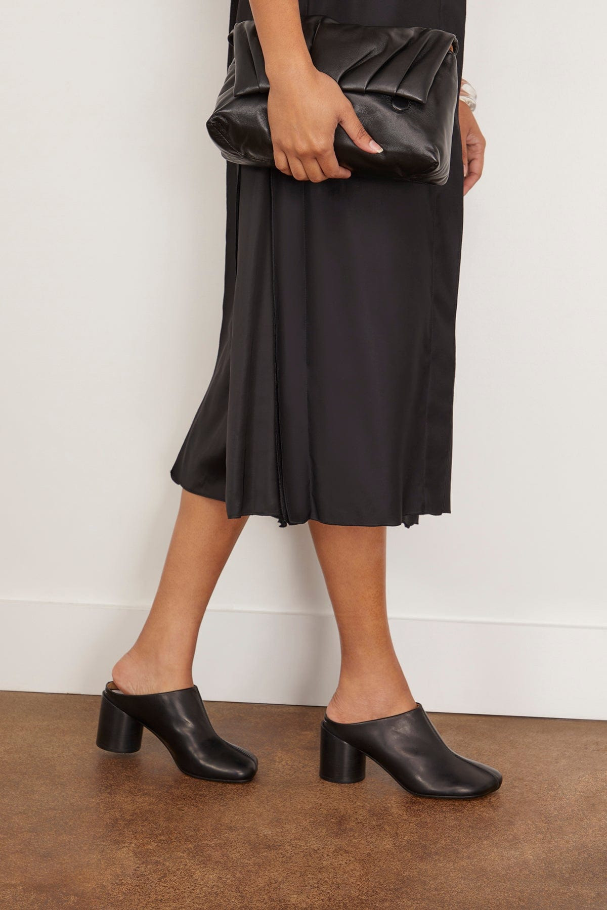 Slipper in Black - 2
