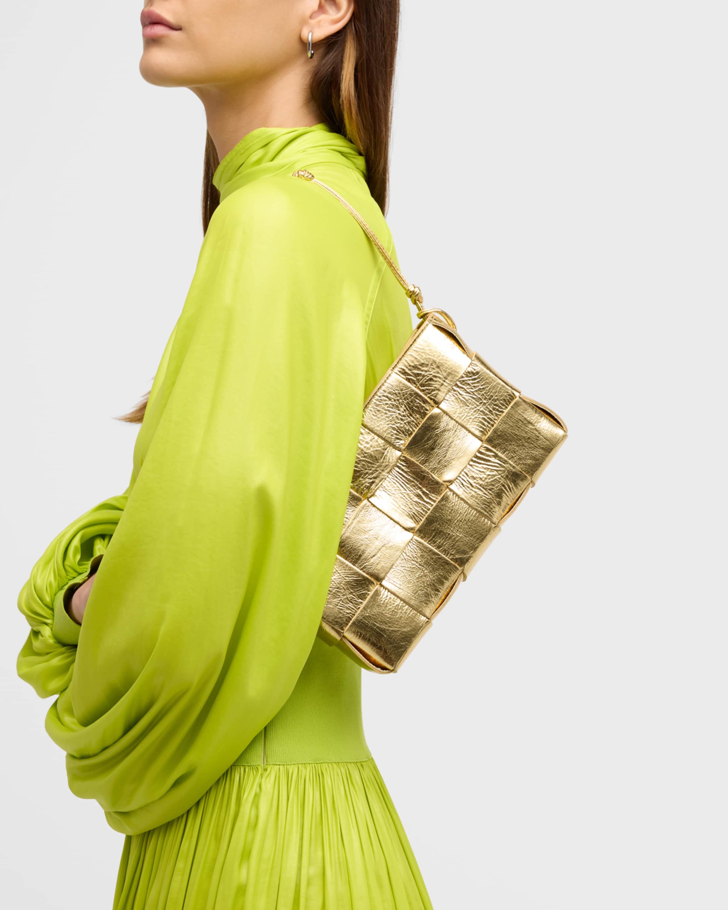 ショルダーバッグ・ポシェット BOTTEGA VENETA Baguette Pochette Shoulder Bag Bottega Veneta Baguette Pochette in Black & Gold | FWRD