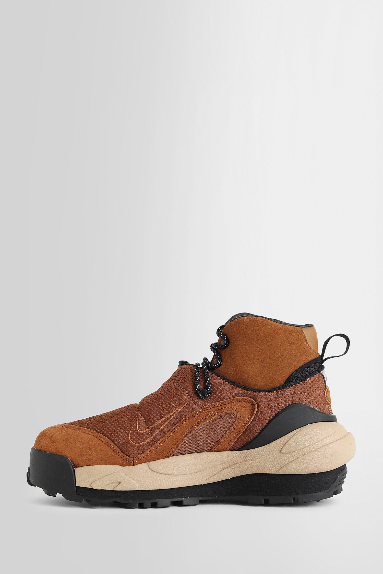 Sacai-Collaboration-Magmascape-Sp-Sneakers - 4