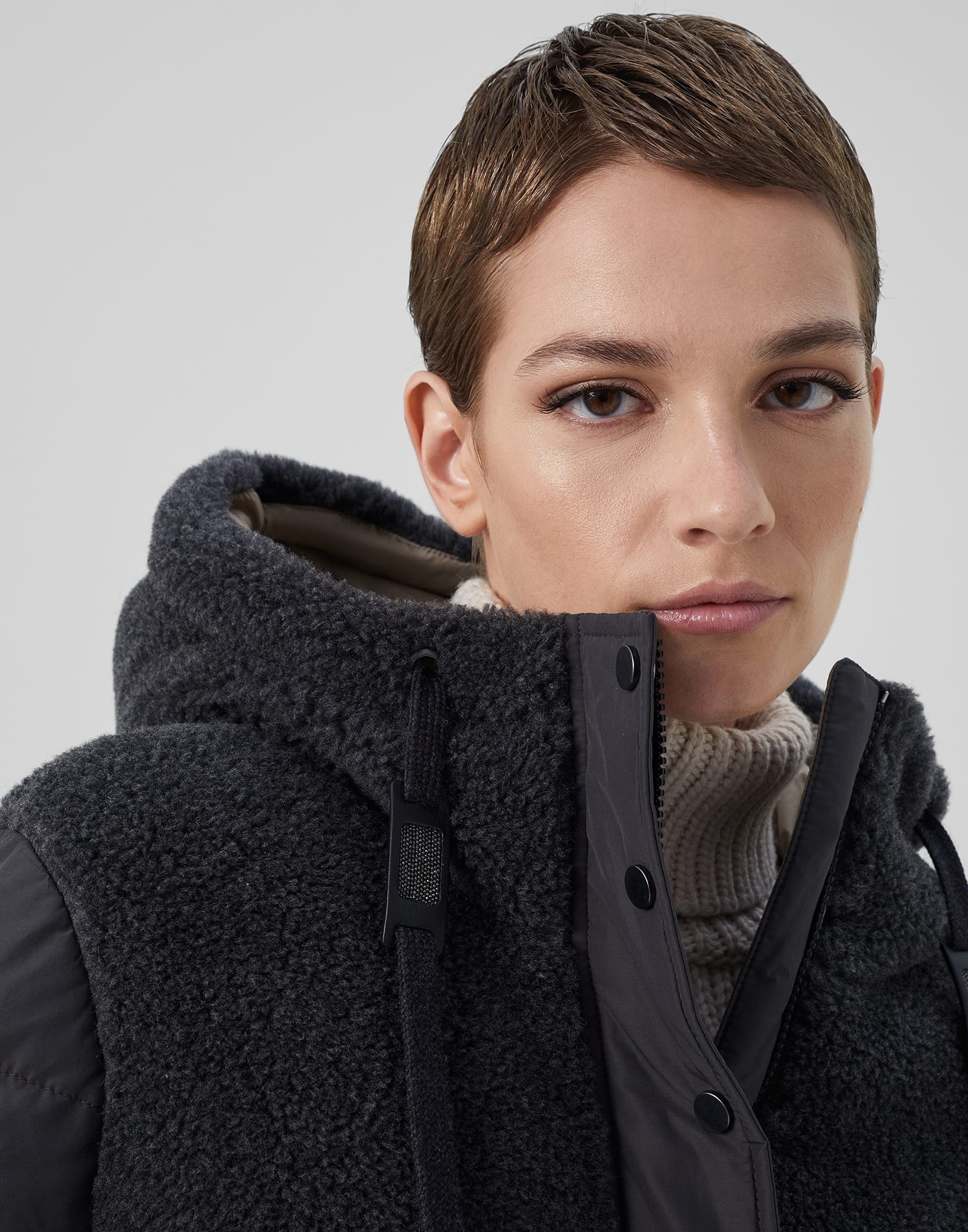 Taffeta and virgin wool and cashmere fleecy panelled down coat with hood and monili - 3