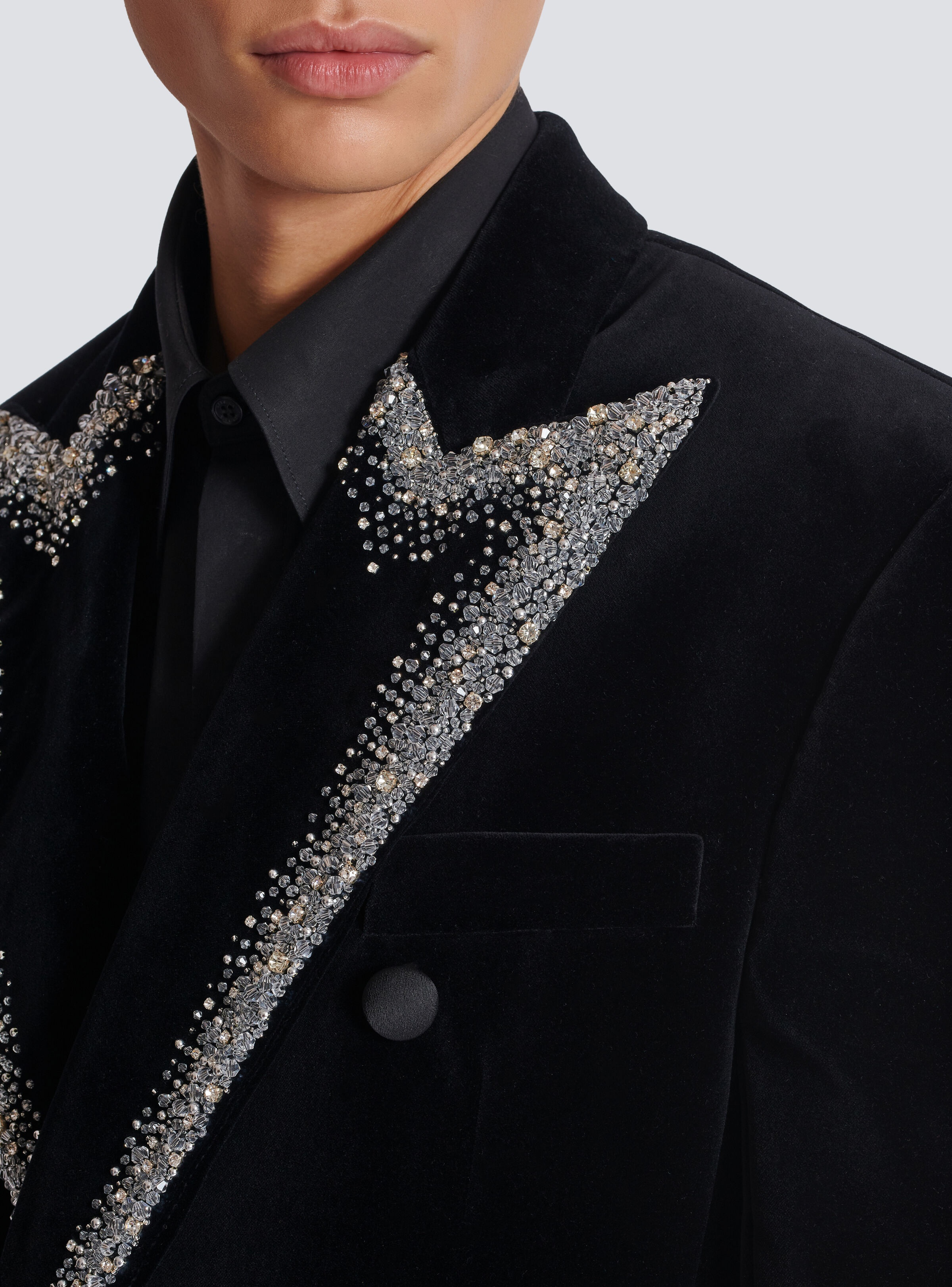 Velvet jacket with embroidered collar - 8