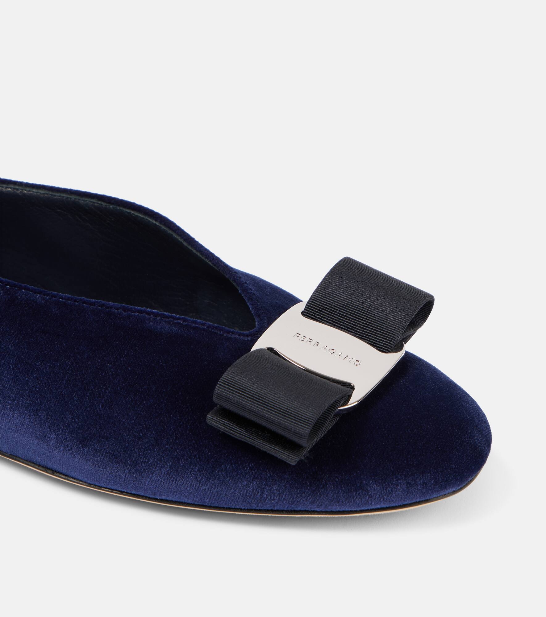 バレエシューズ SALVATORE FERRAGAMO VANNA V BALLERINAS IN VELVET Varina ballet flat - Women | Ferragamo