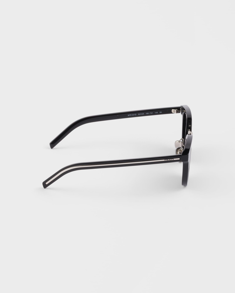 Sunglasses with the iconic metal plaque 4