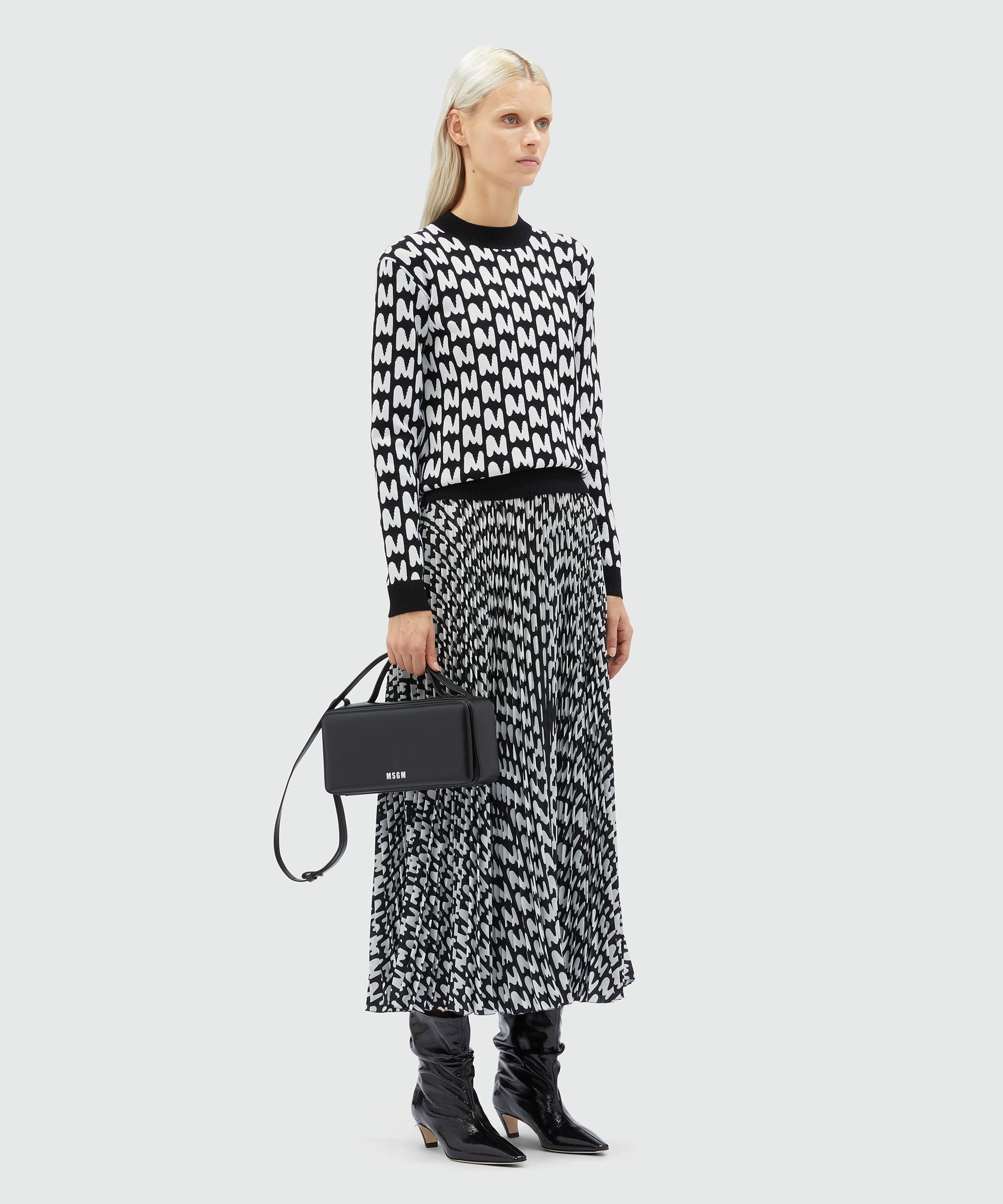 Black and white sweater with "TheMwave" pattern - 4