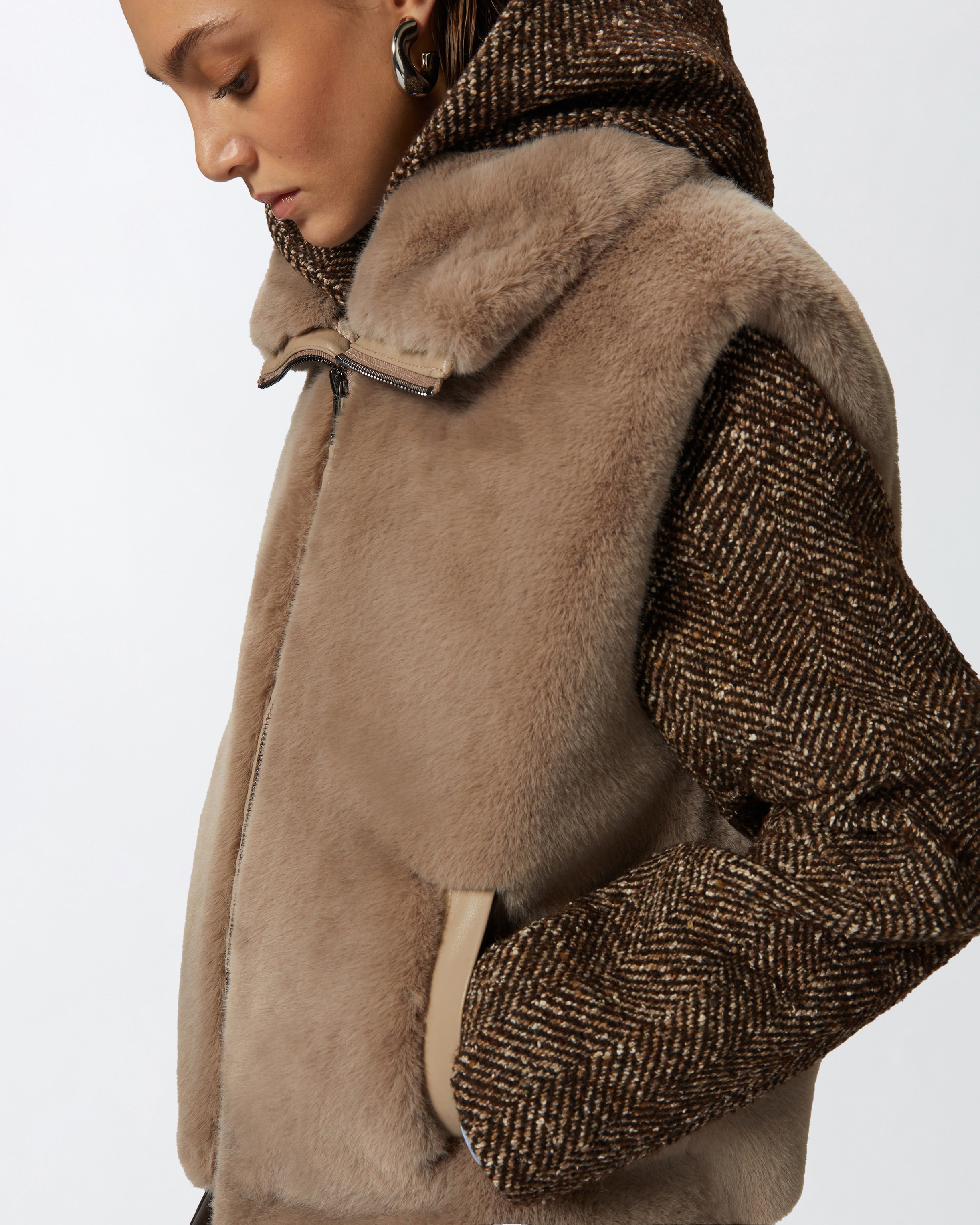 SLEEVELESS FAUX FUR JACKET WITH HIGH COLLAR. - 5