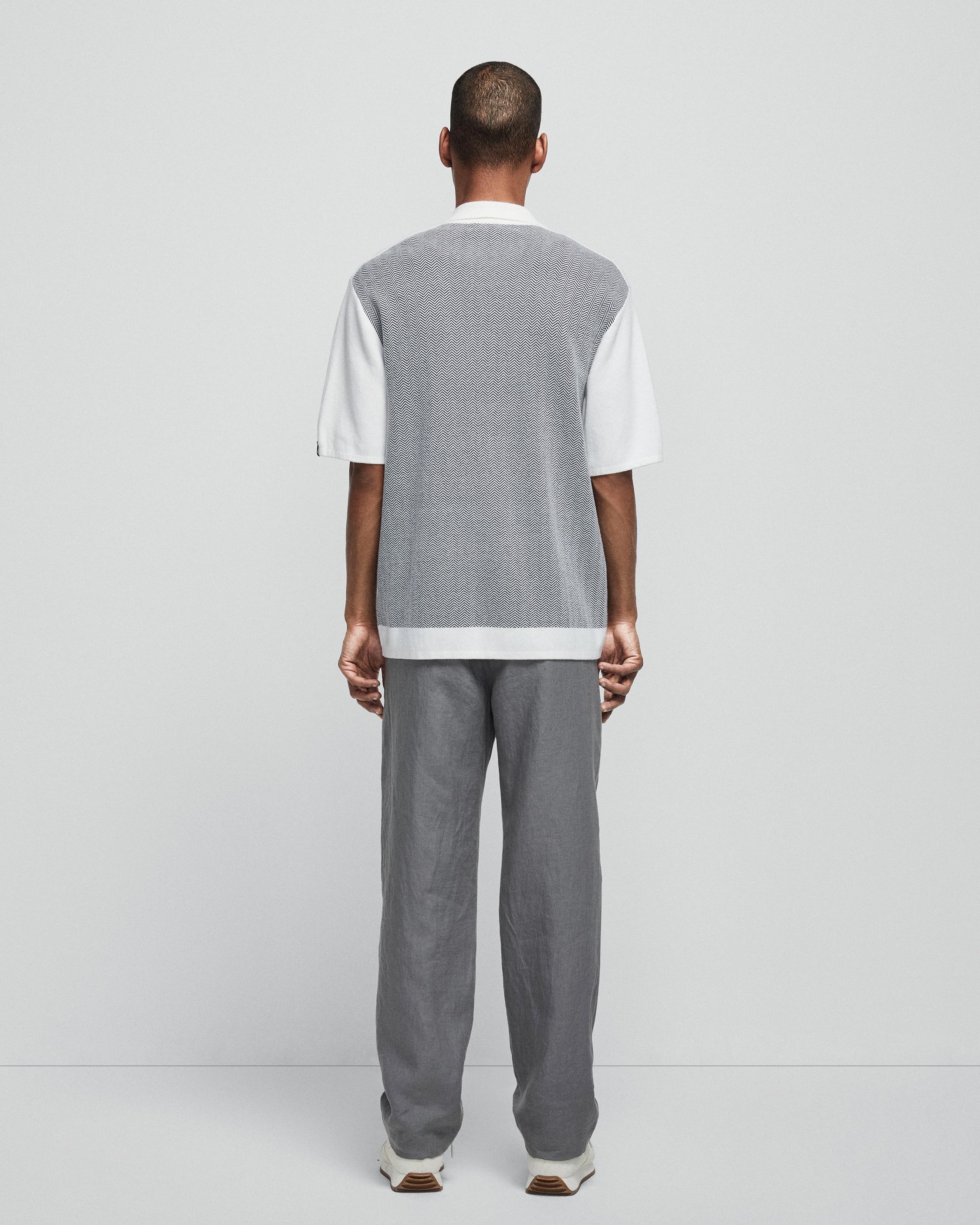 Avery Herringbone Snap Front Shirt
Classic Fit Shirt - 6