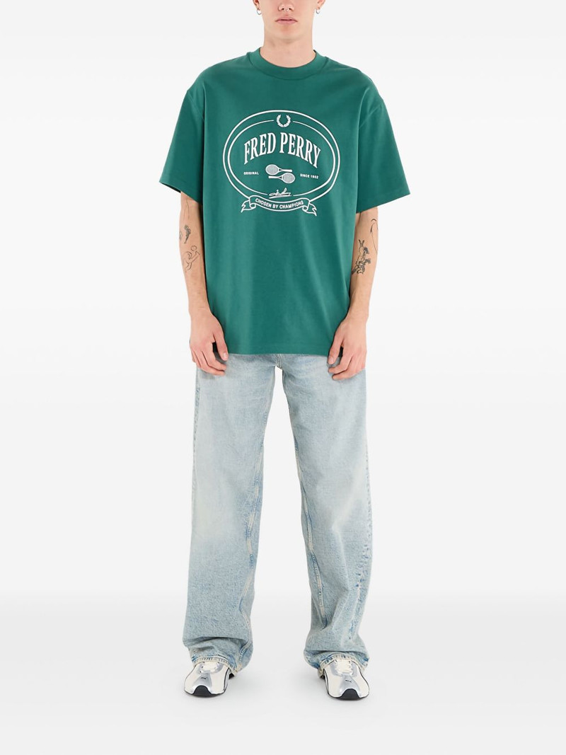 Fred Perry Chosen By Champions graphic-print T-Shirt outlook