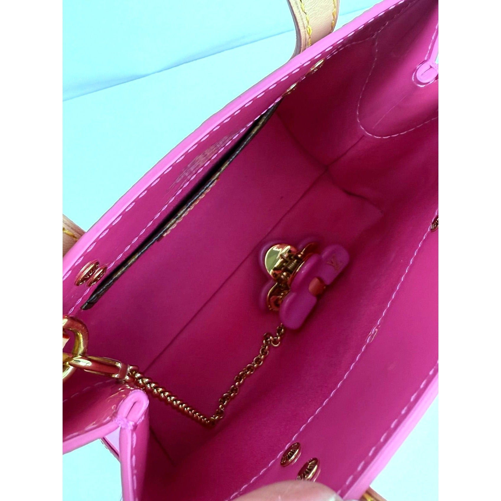 Louis Vuitton Vernis reade PM NM Neon Pink Crossbody Bag - 9