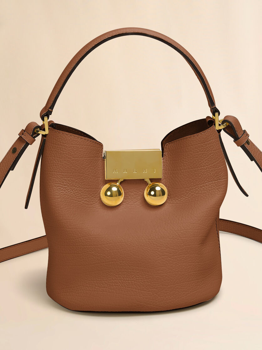 BROWN LEATHER TRUNKAROO BUCKET BAG - 4