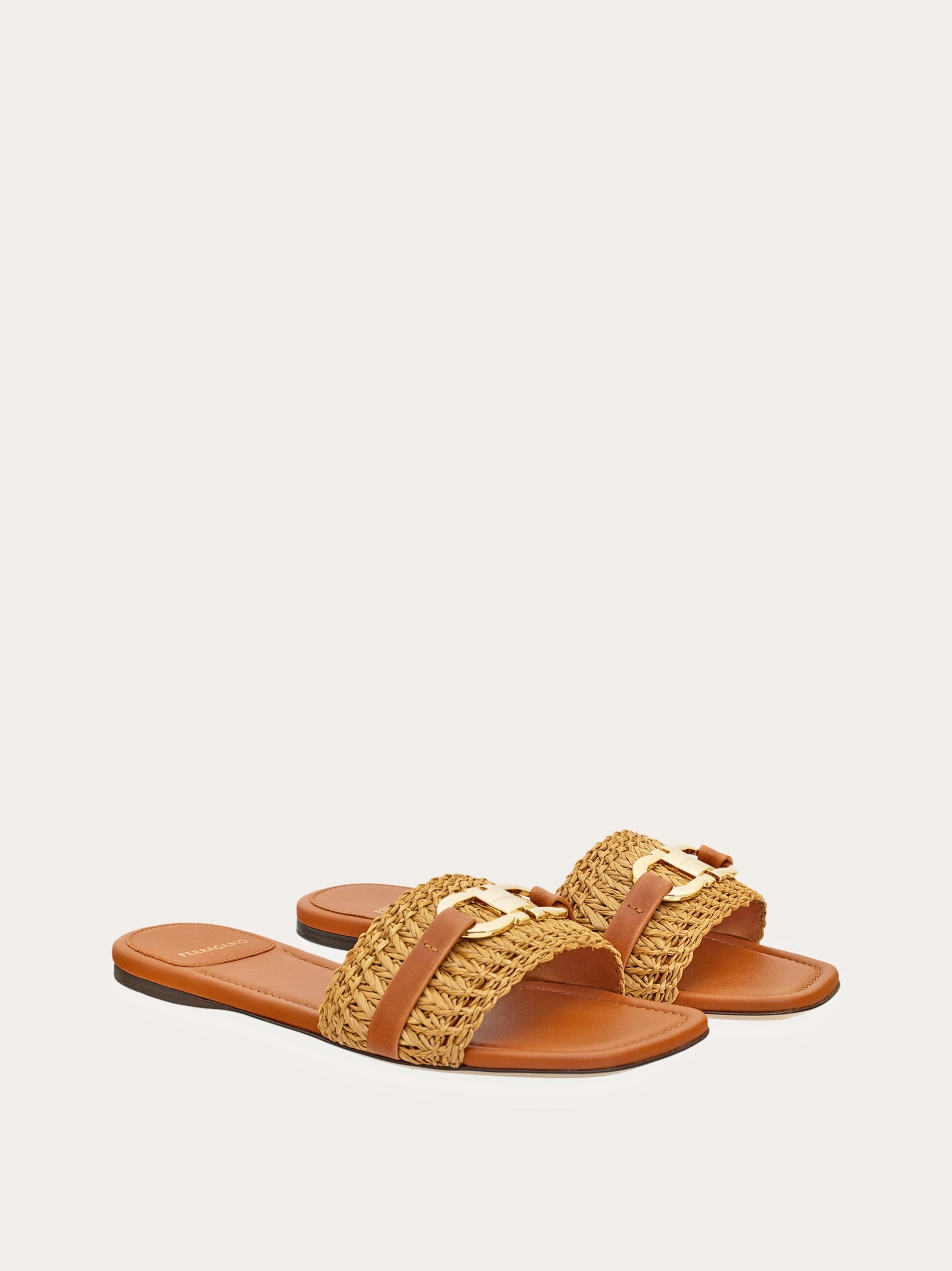 サンダル・ミュール SALVATORE FERRAGAMO GANCINI FLAT SLIDE Flat slide with Gancini ornament - Women | Ferragamo