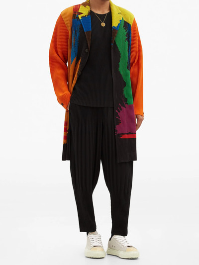 ISSEY MIYAKE Brushstroke-print technical-pleated coat outlook