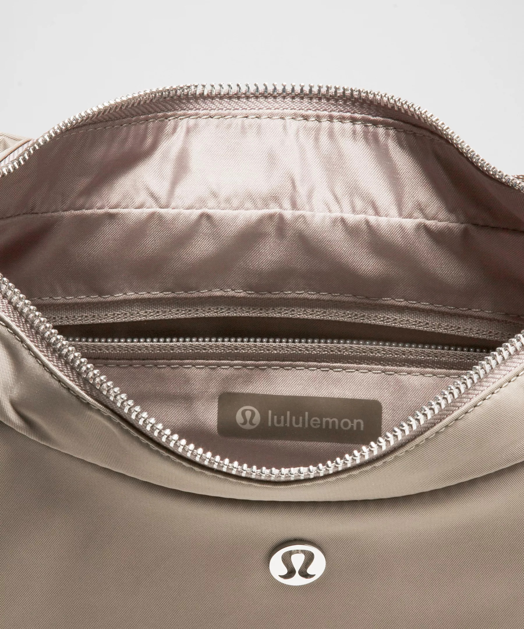 City Essentials Shoulder Bag 4L - 5