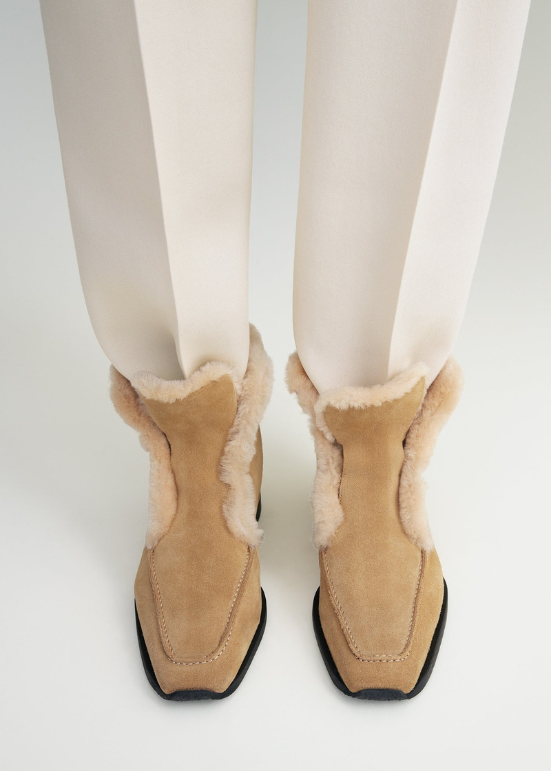 Totême Shearling-edge winter boots caramel/ecru outlook