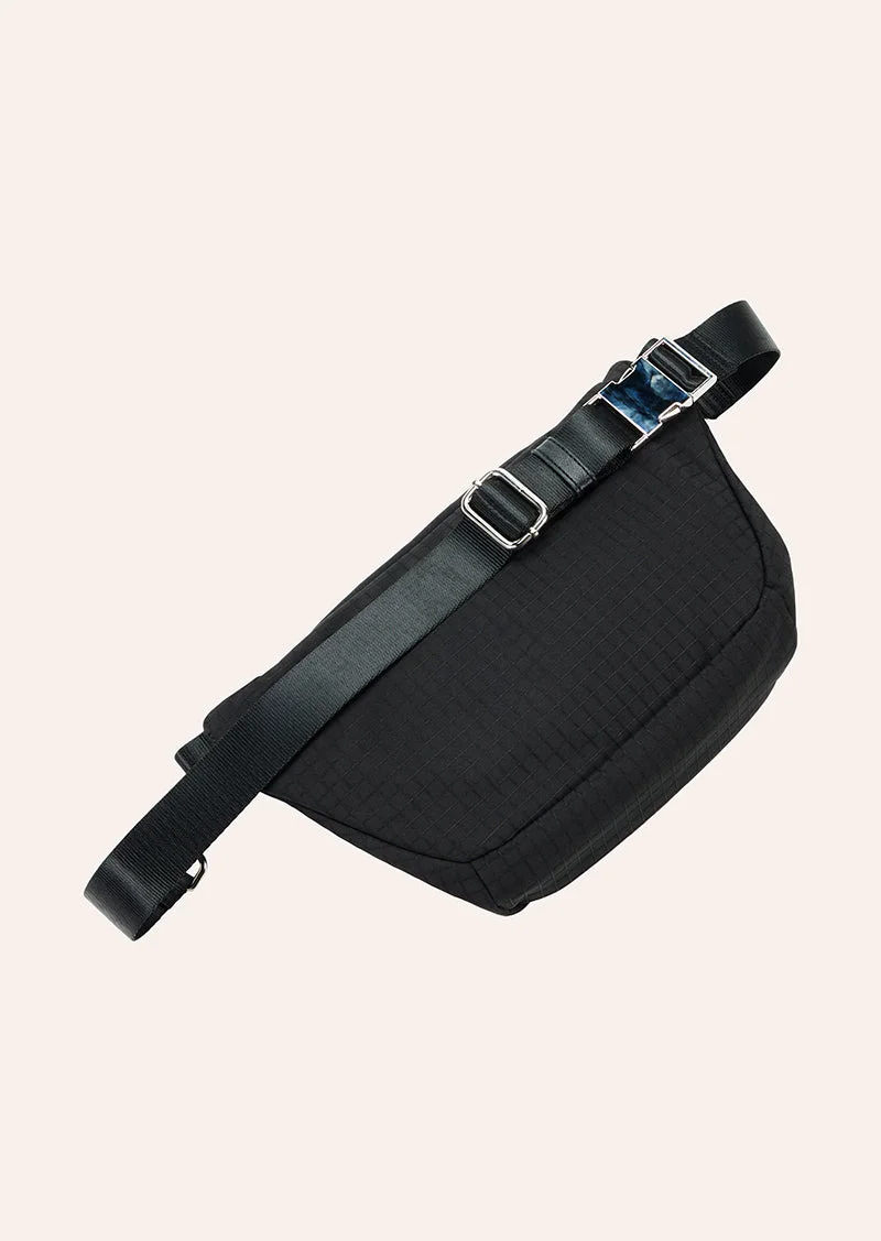 SIGNATURE CROSS BODY BAG IN BLACK - 1