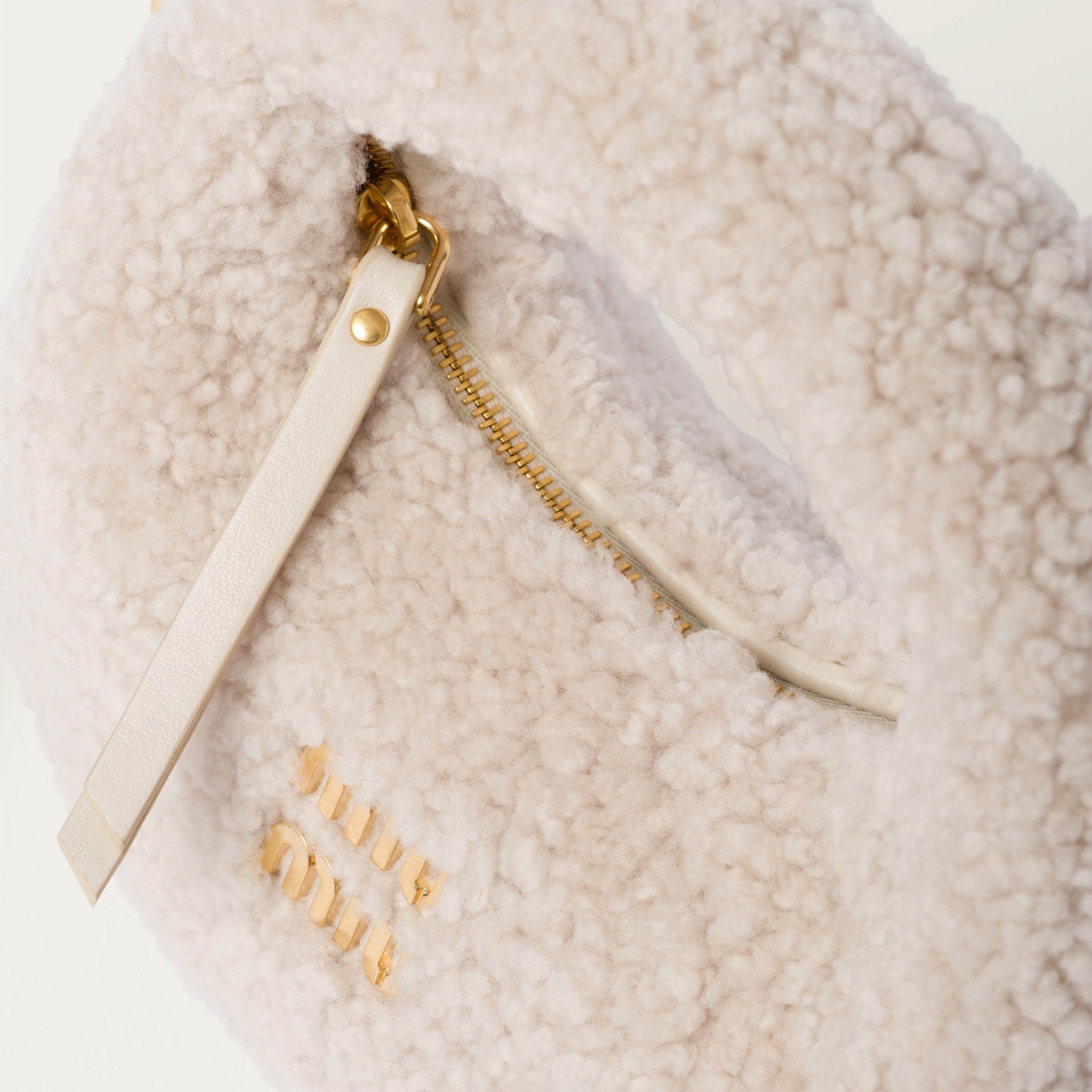 Wander shearling hobo bag with leather details - 7