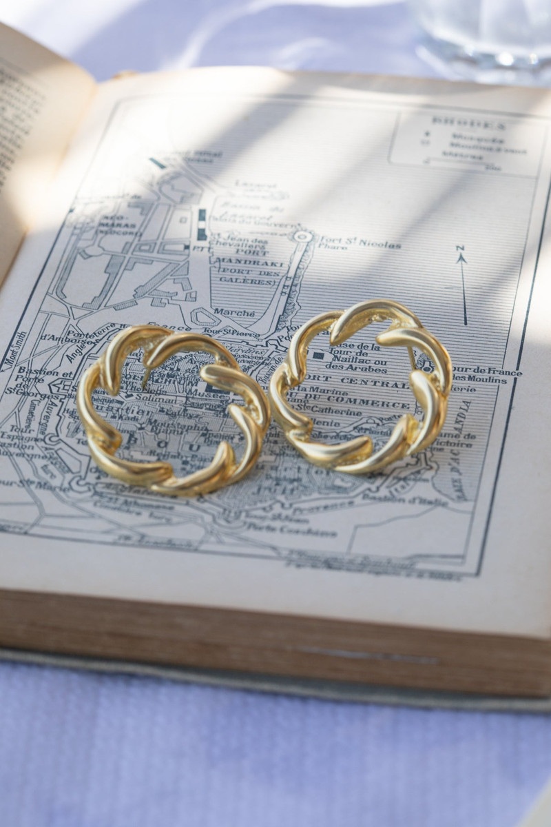 YSSO Gold Wreath Earrings outlook