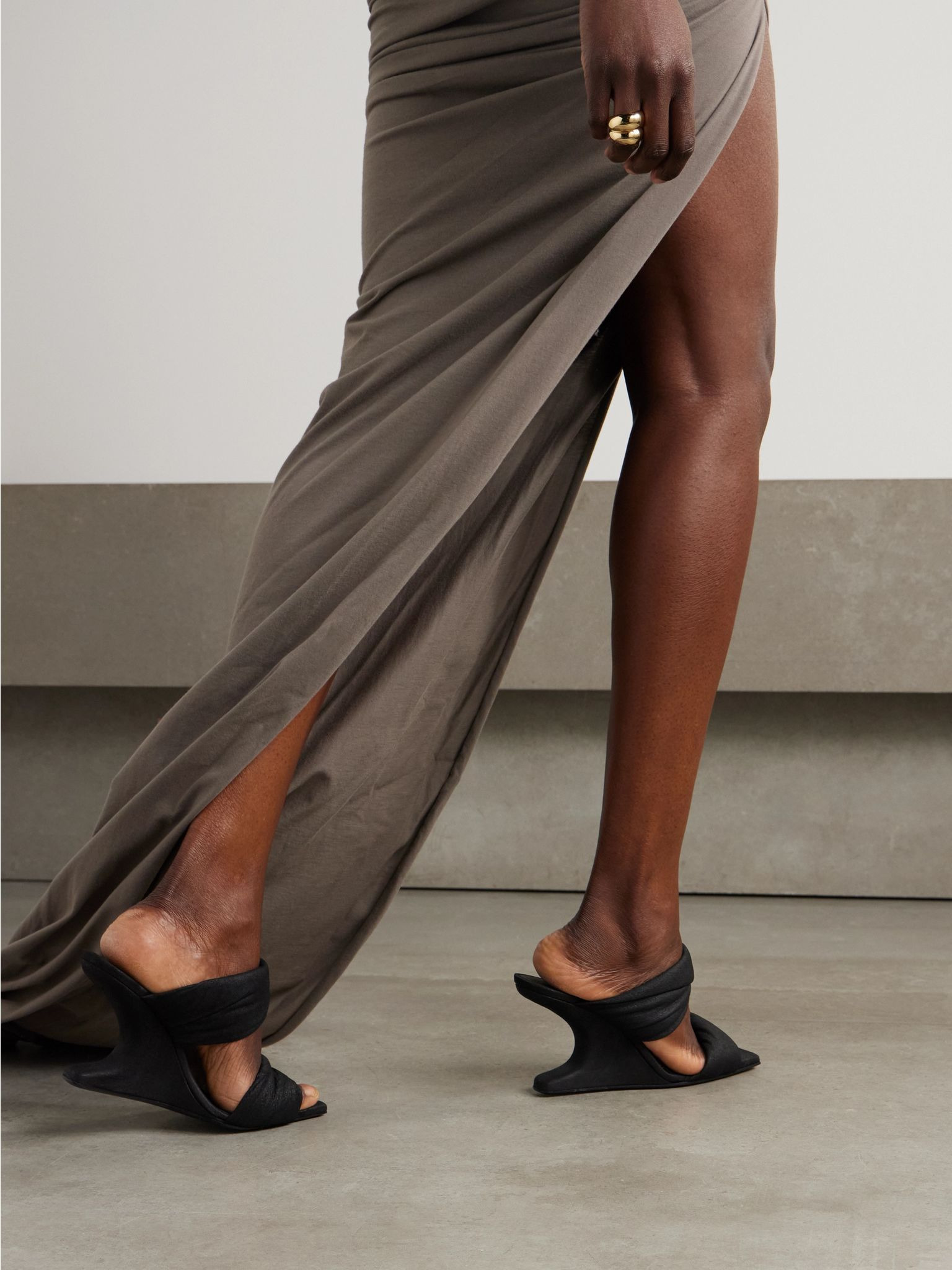 Twisted Cantilever suede wedge mules Black - 2