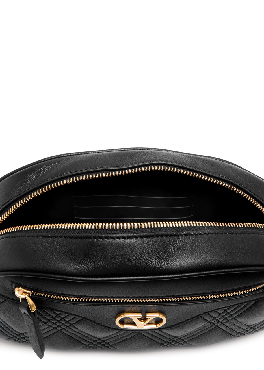 ショルダーバッグ・ポシェット VALENTINO GARAVANI QUILTIE 67 LEATHER CAMERA BAG Valentino Garavani Quiltie 67 Medium Shoulder Bag In Quilted