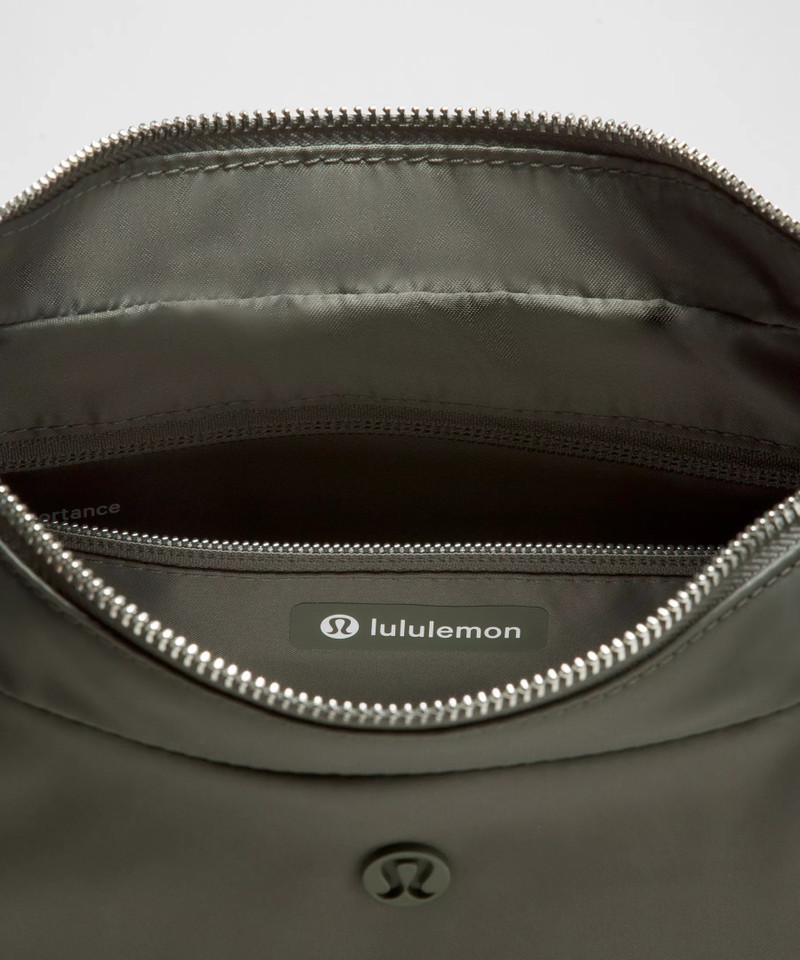 City Essentials Shoulder Bag 4L 5