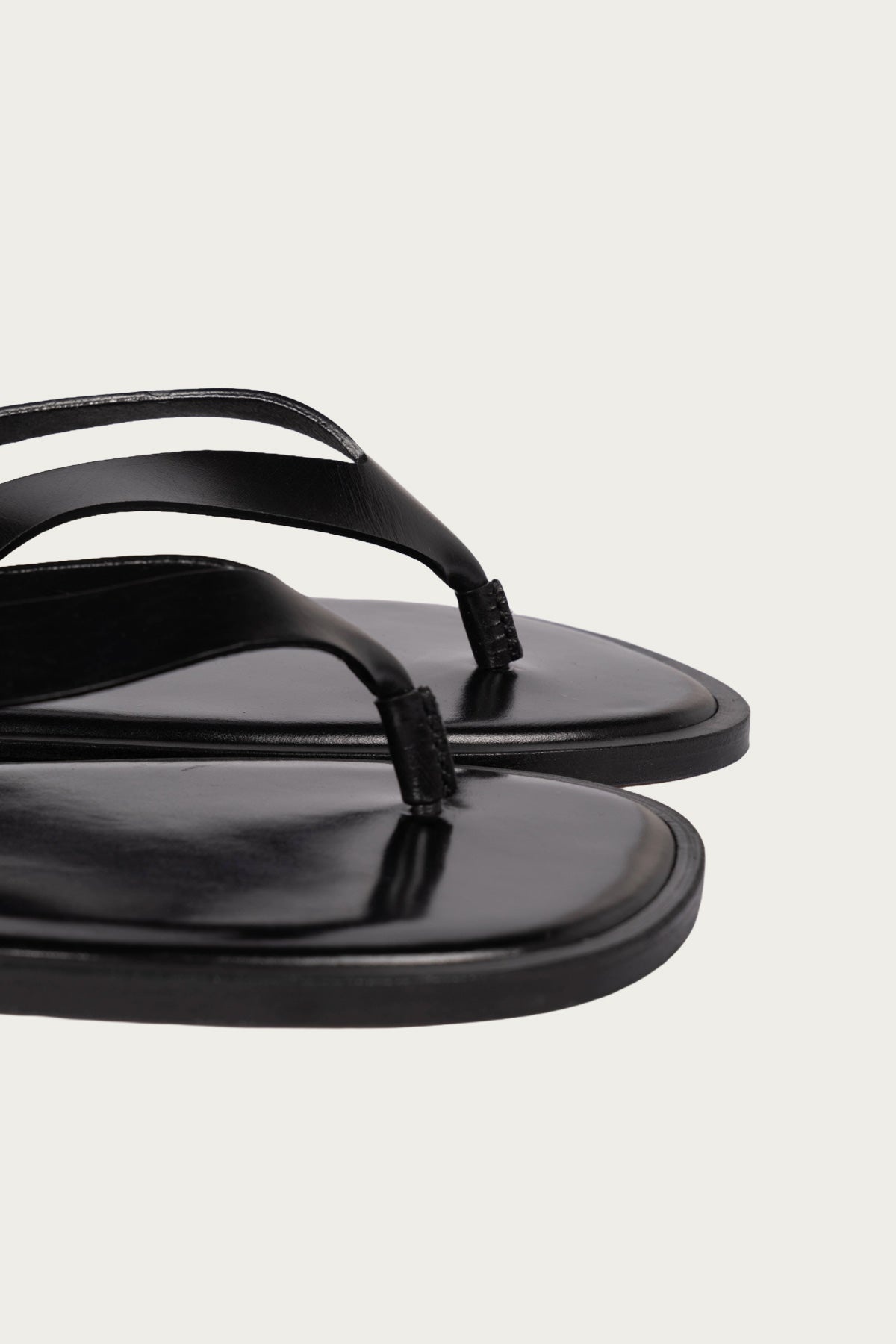 AURALEE Leather Tong Sandals - Black | REVERSIBLE