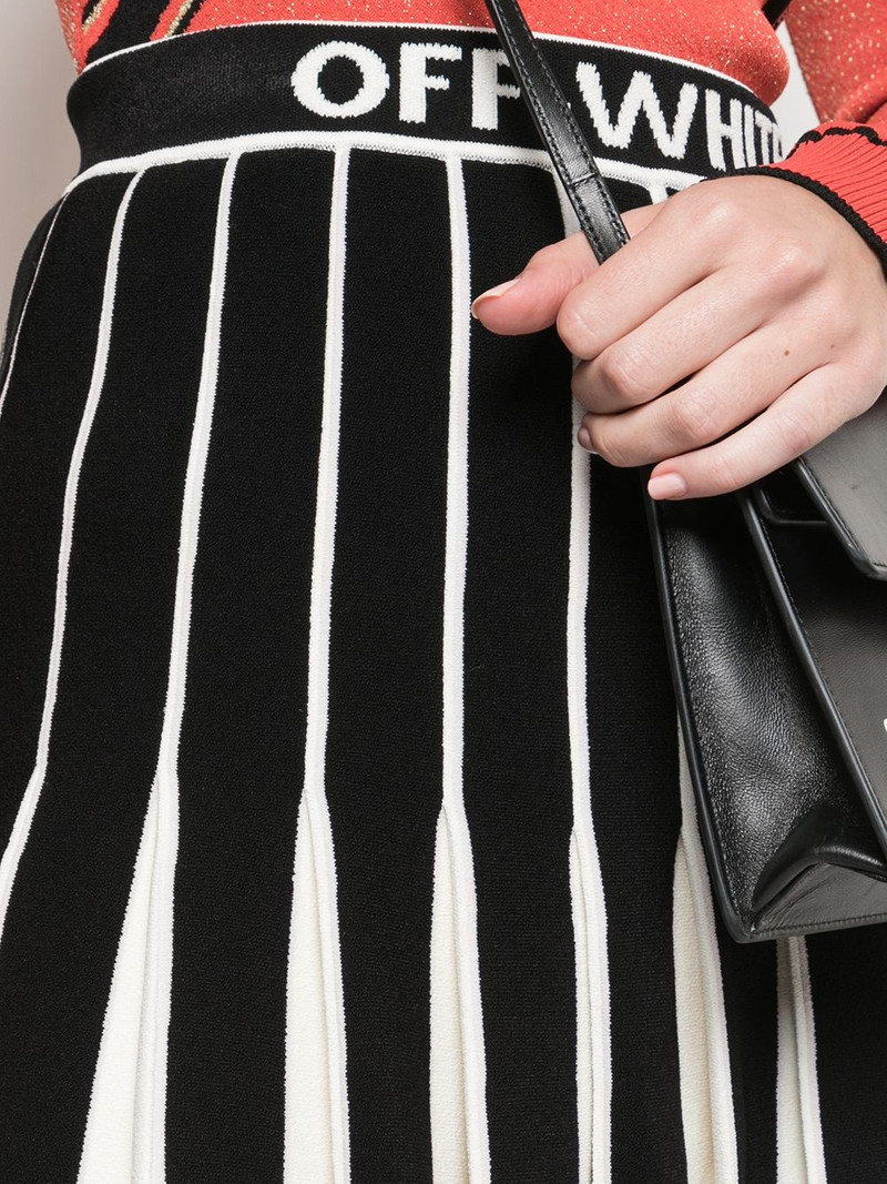 contrasting pleated skirt 5