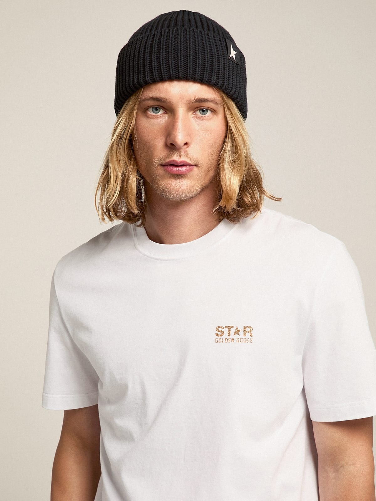 Black wool beanie with contrasting white star - 4