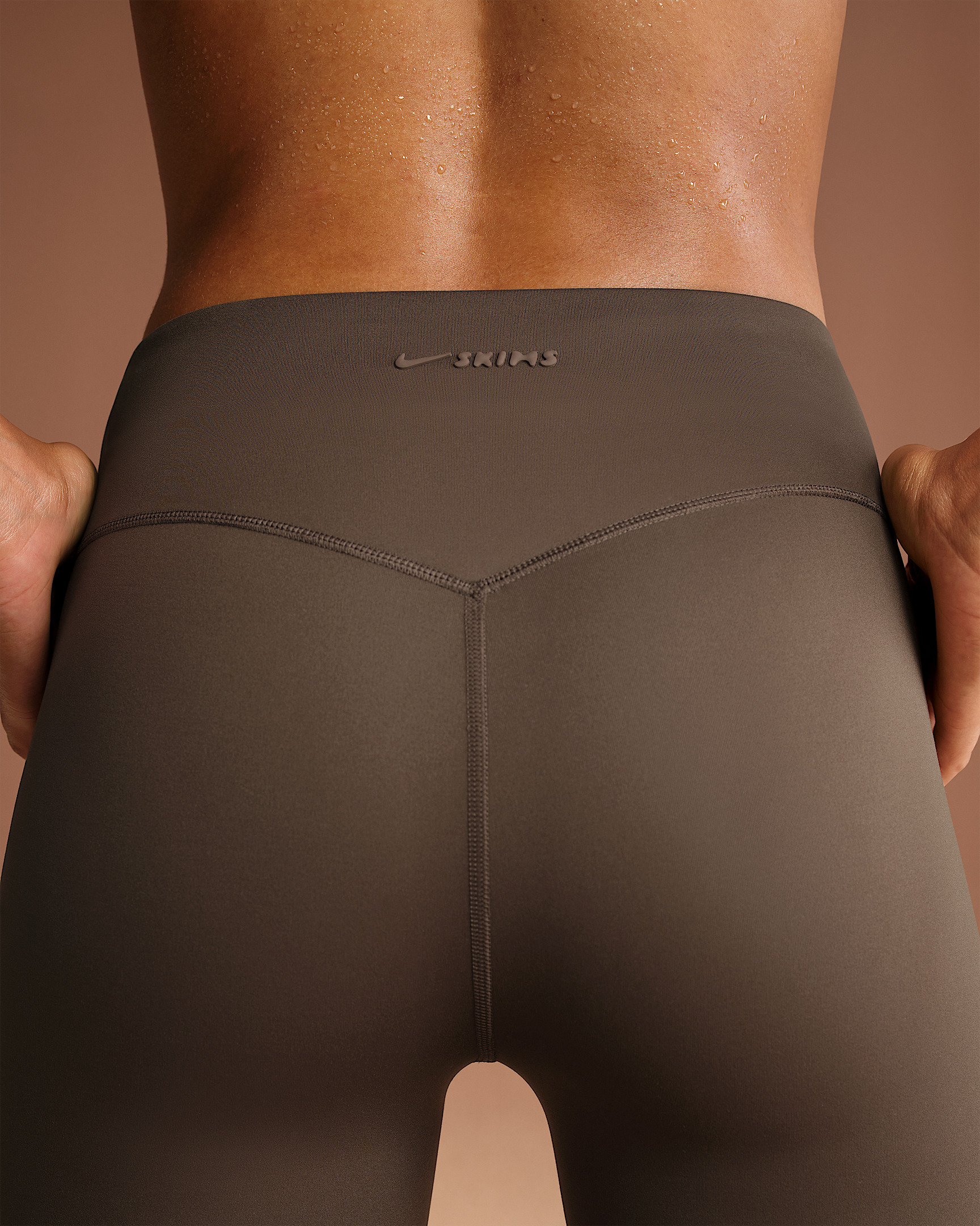 NikeSKIMS Matte Women's High-Waisted Slim Flared Leggings - 6