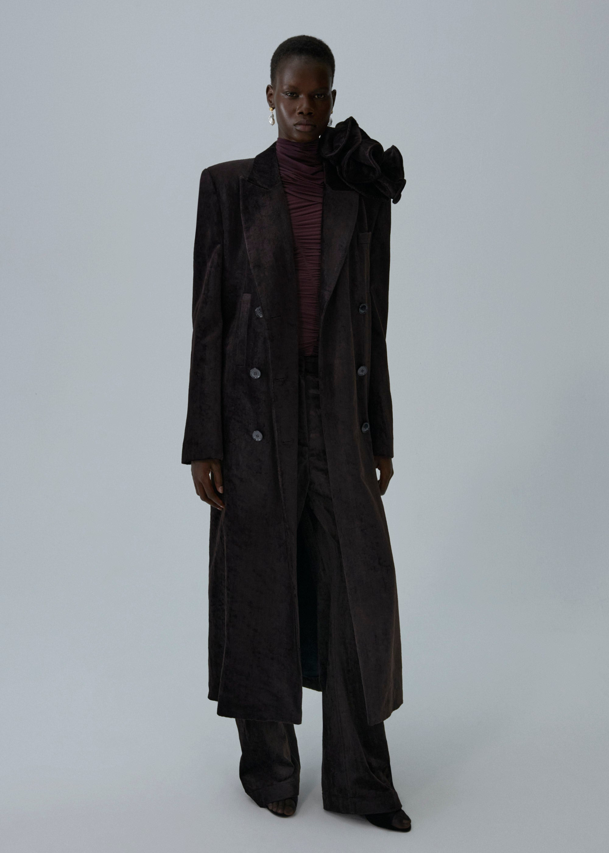 Double-breasted flower brooch coat in brown velvet - 3