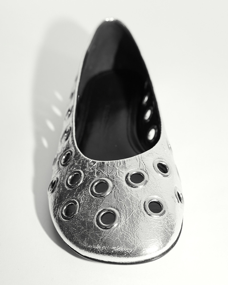 Glove Grommet Flats in Crinkled Metallic 5