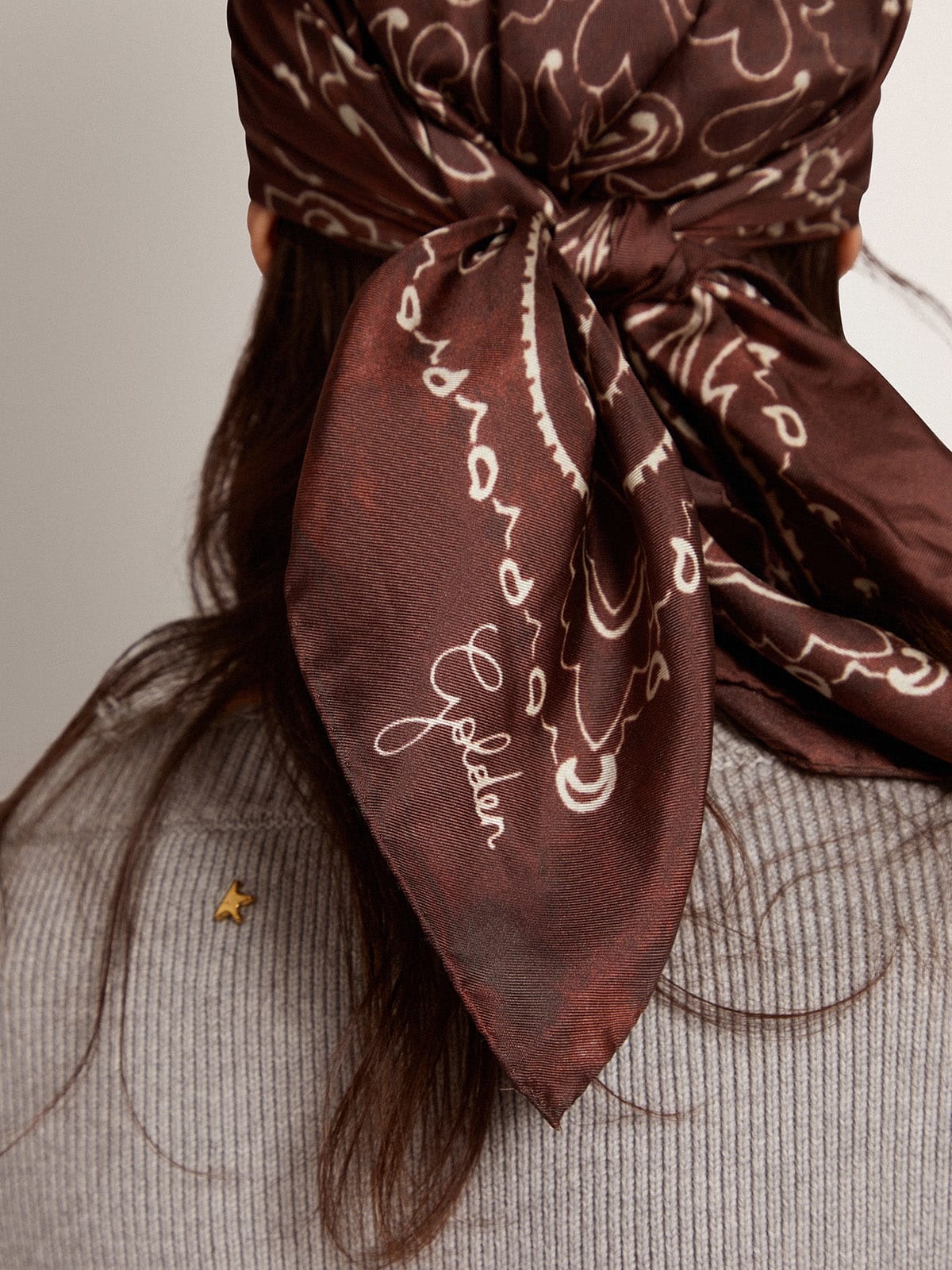 Black-coffee-colored Golden Collection scarf with paisley pattern - 4