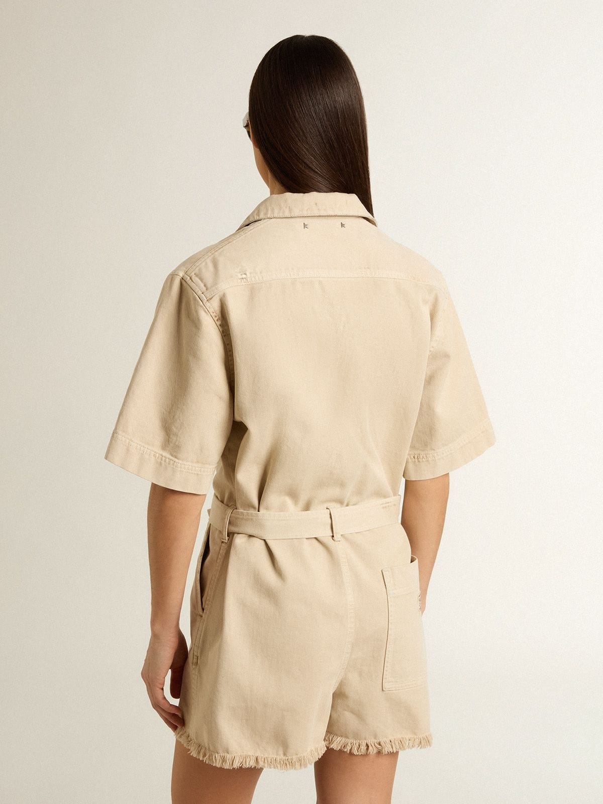 Women's romper in beige denim with belt and frayed hem - 4