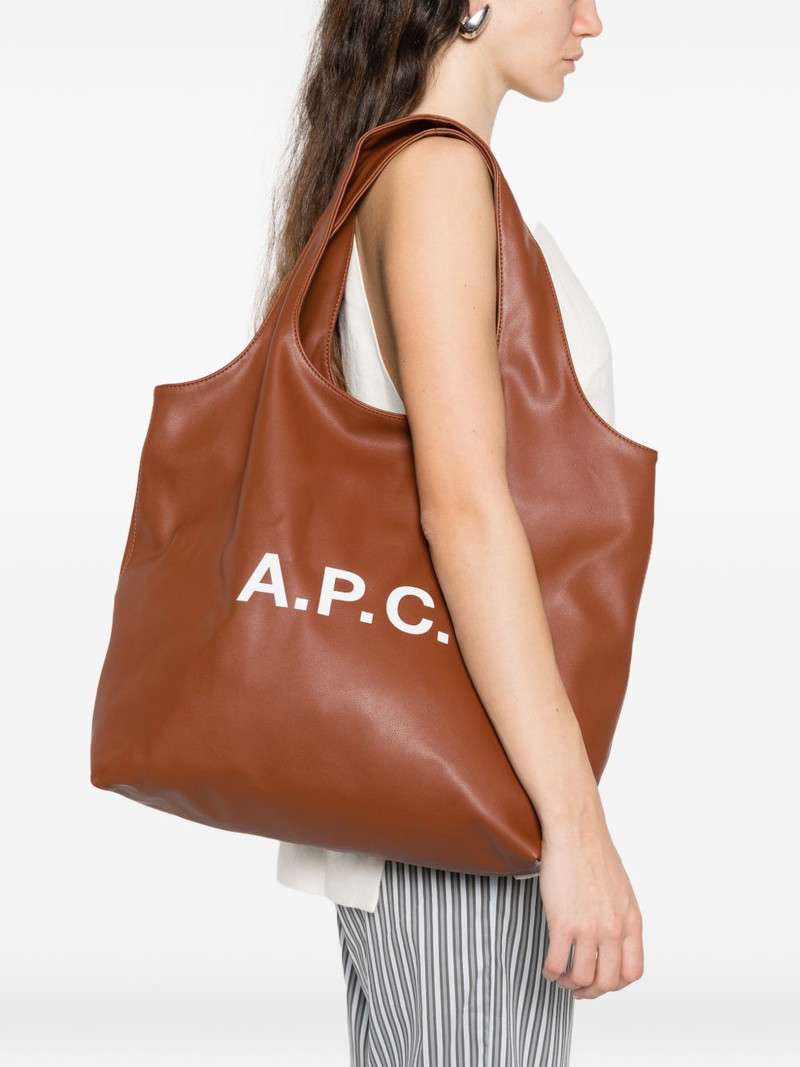 A.P.C. logo-detail shoulder bag outlook