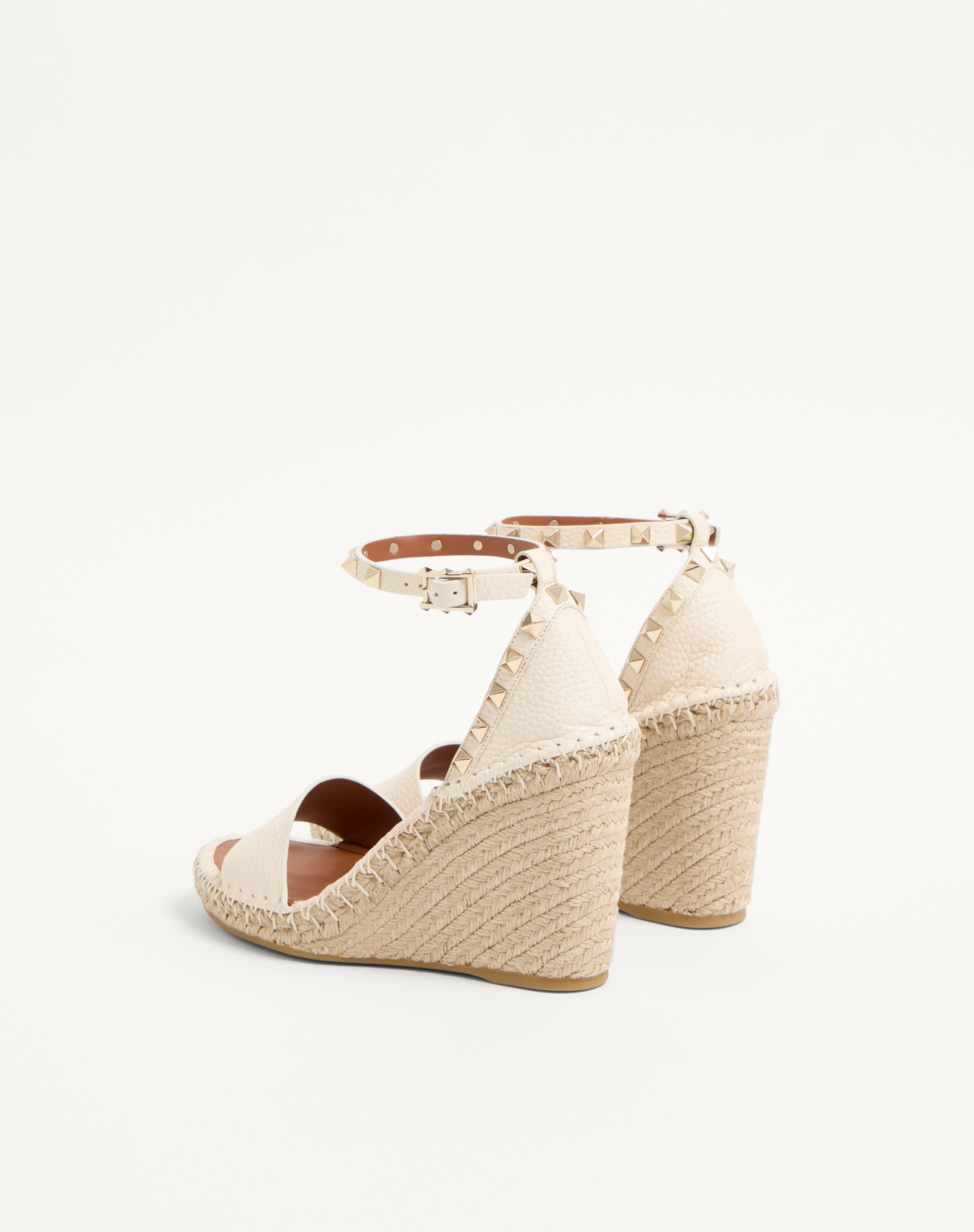 DOUBLE ROCKSTUD GRAINY CALFSKIN WEDGE SANDAL 105 MM - 5
