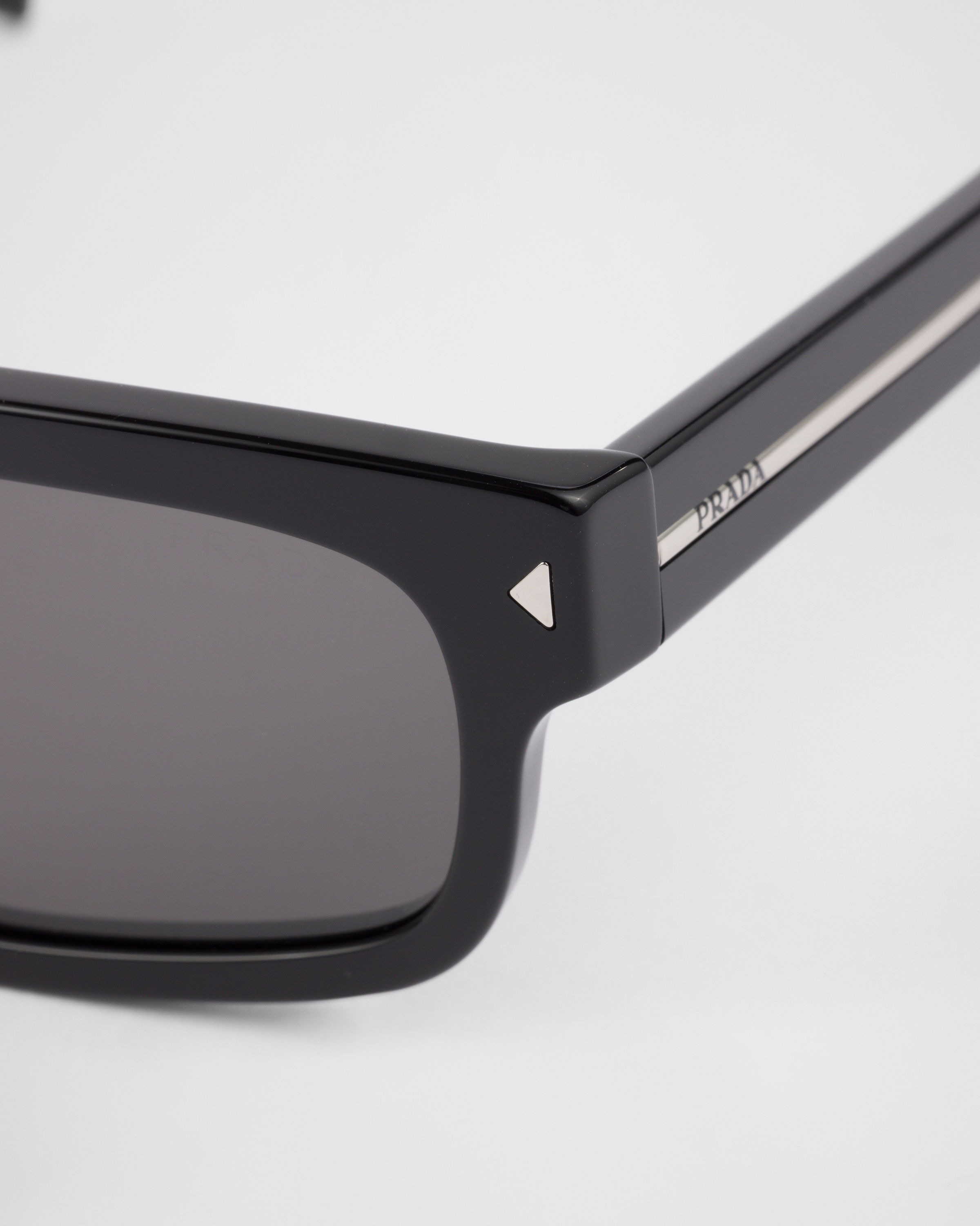 Sunglasses with the iconic metal plaque - 5