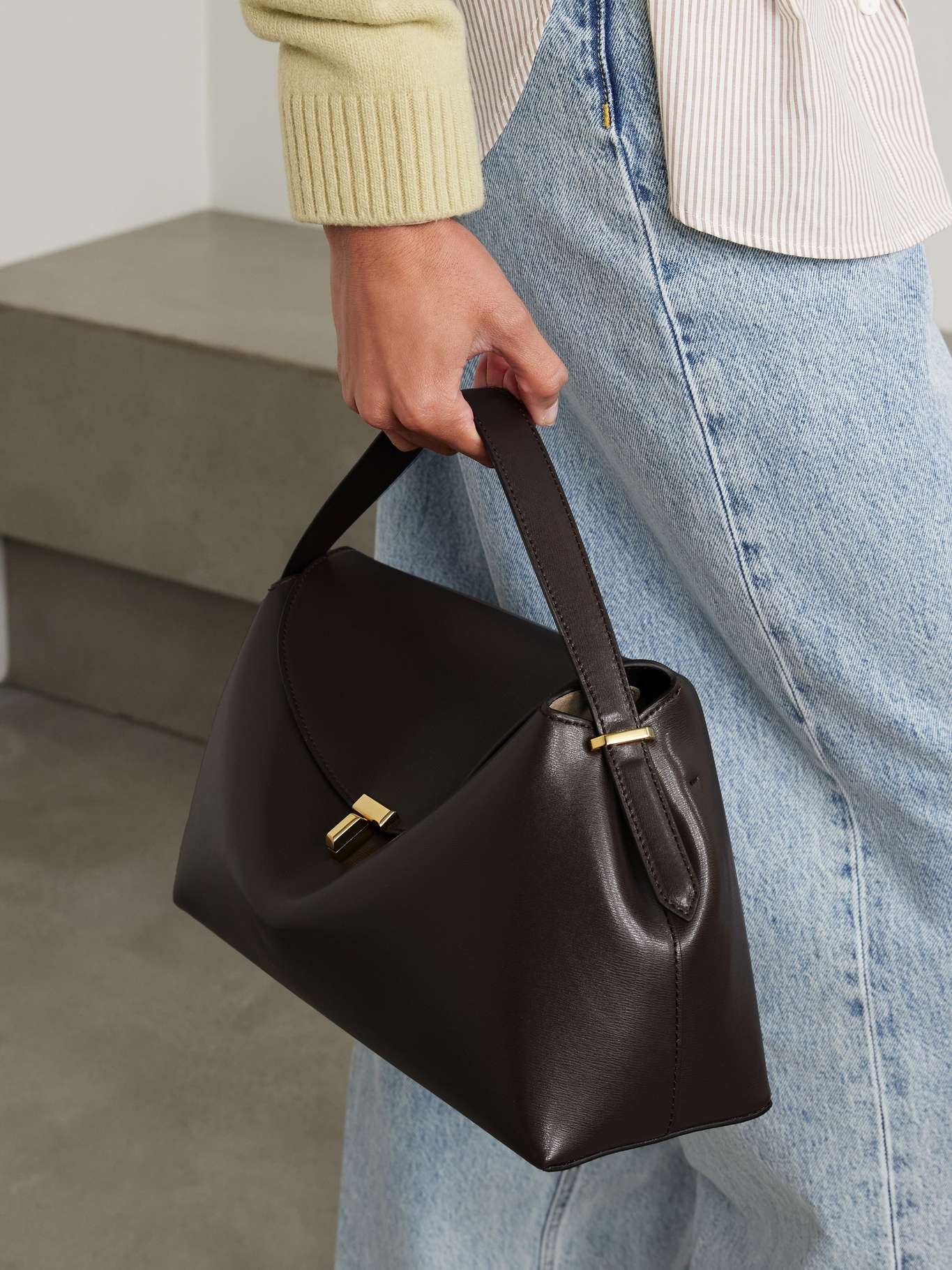 【Toteme】T-Lock ハンドバッグ バークブラウン 送料関税込 TOTEME T-lock Clutch Bag | Brown | FARFETCH