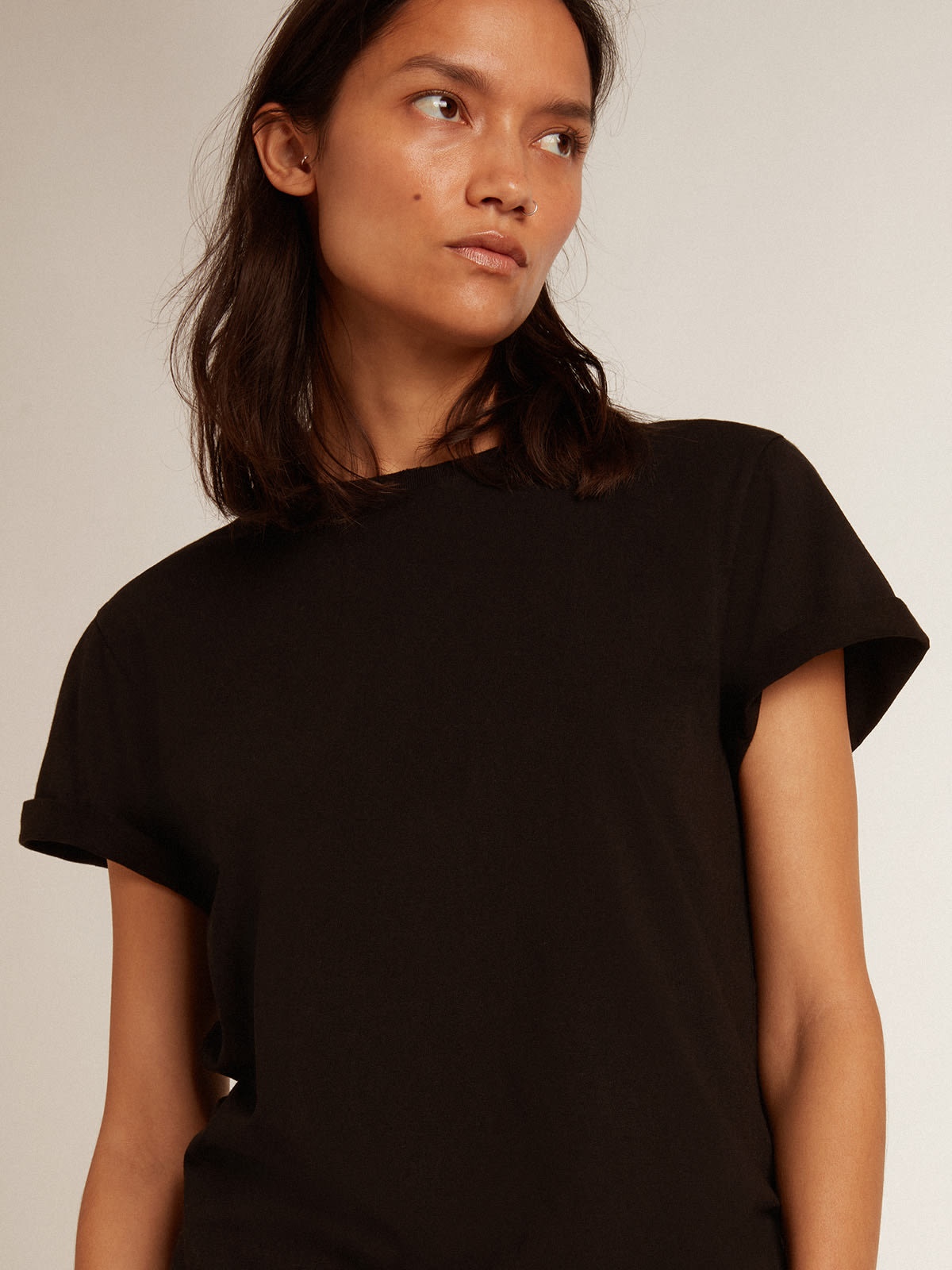 Women’s slim-fit distressed T-shirt in black - 2