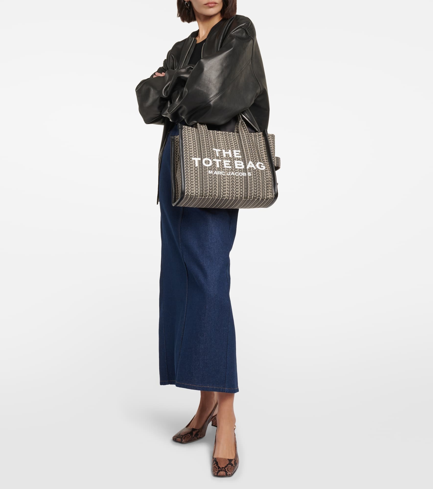 The Medium Monogram tote bag - 5