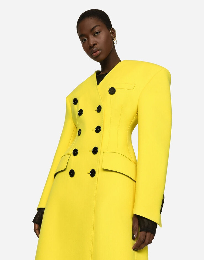 Woolen coat with contrasting buttons 4
