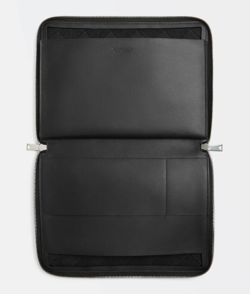 Bottega Veneta travel case outlook