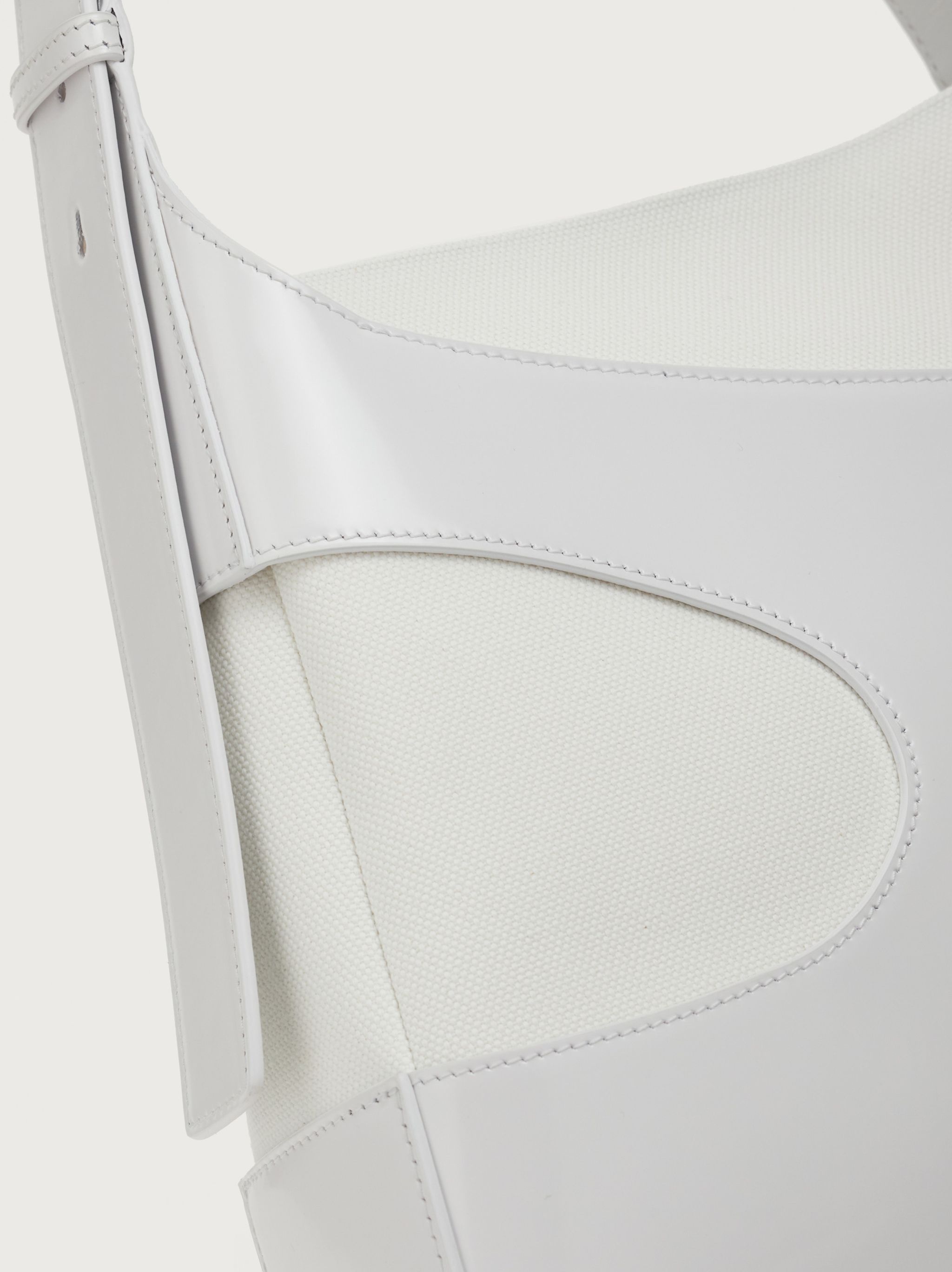 Shoulder bag with cut-out detailing (M) - 7