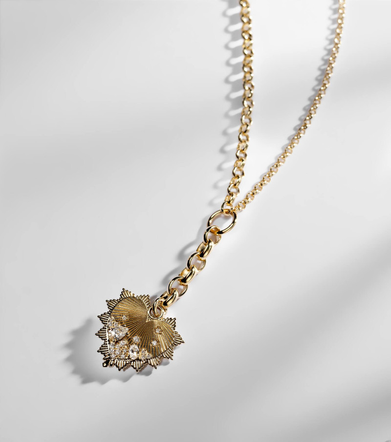 Love 18kt gold necklace with diamonds 4