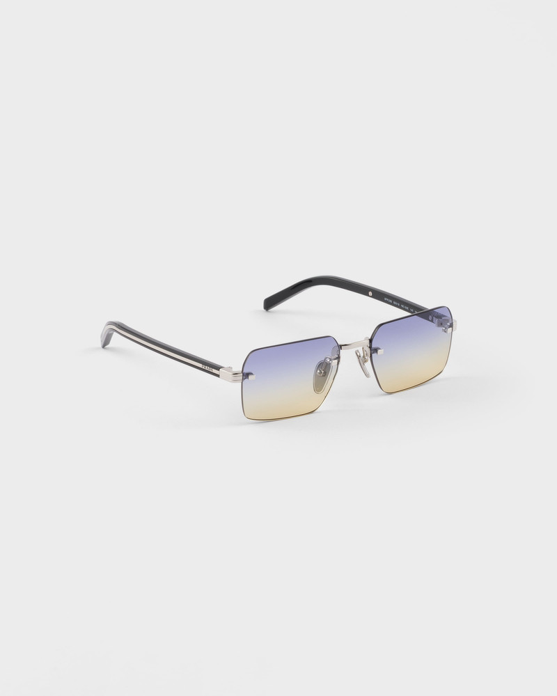 Sunglasses with the iconic metal plaque 3