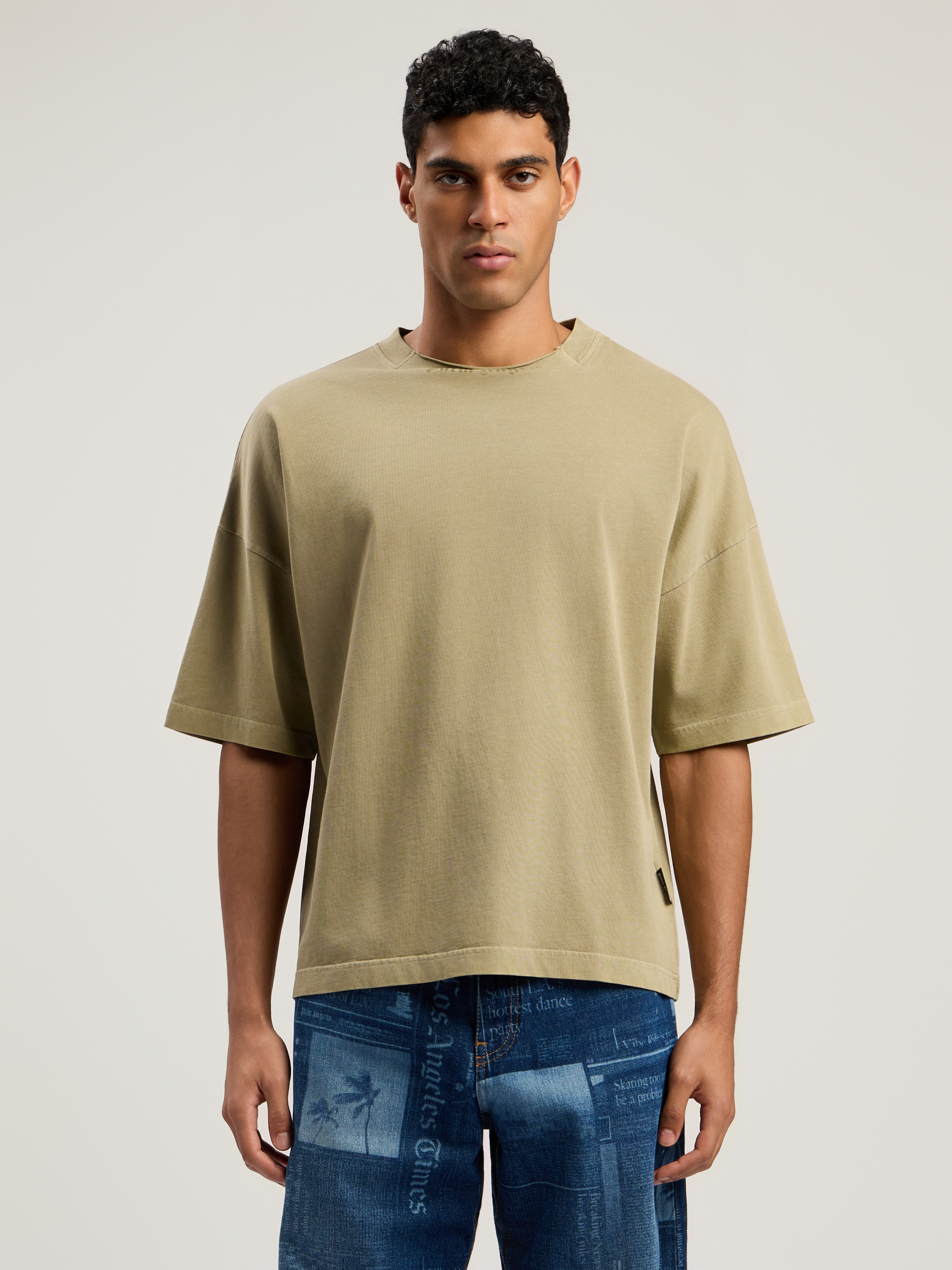 Curved Logo Loose Collar T-Shirt - 3