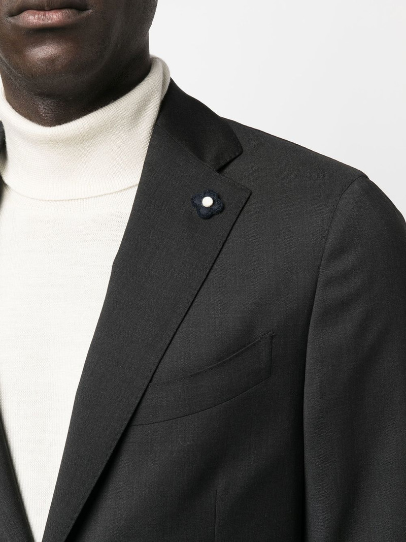single-breasted two-piece suit 5