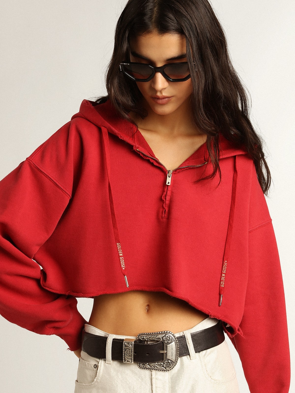 Cropped hooded sweatshirt in red - 2